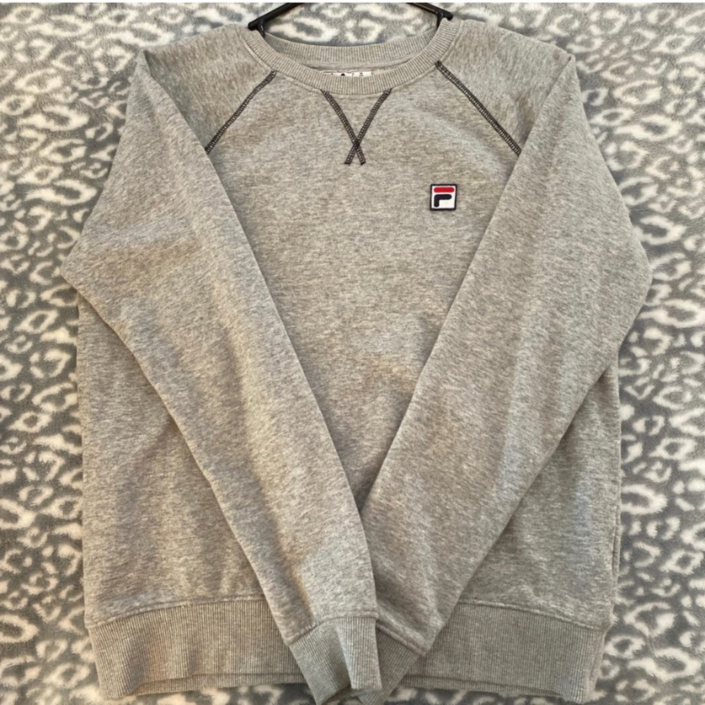 grey sweatshirt